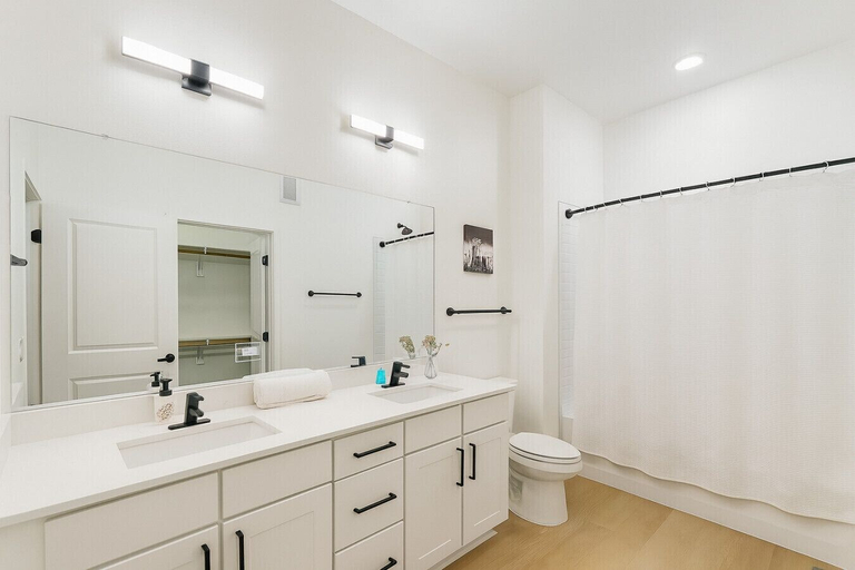 Bathroom 5, Stunning 1BR Getaway I Washer-Dryer&Pool, Grayson