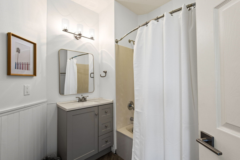 Bathroom 5, 2BR Gulf-front Pool, Hot Tub & Direct Beach Access + Attraction Tickets!, Walton