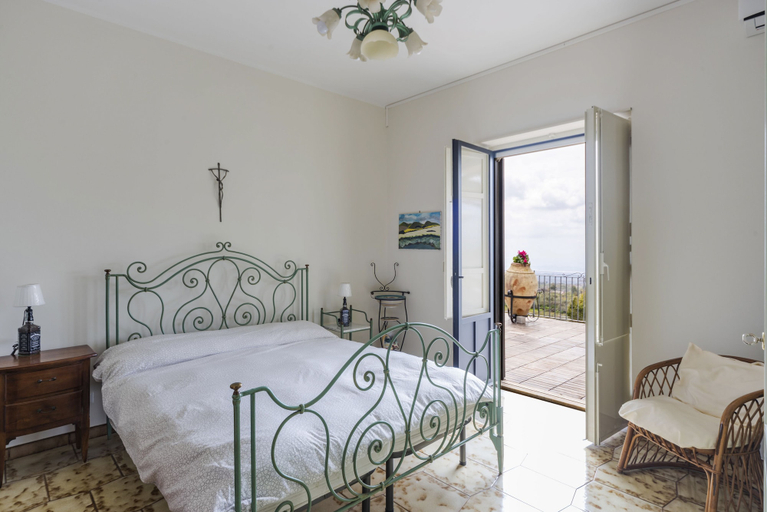 Room 4, Villa Etna Pool & Seaview by Wonderful Italy, Catania