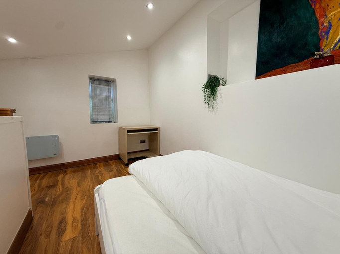 Room 5, Studio Sleeps 2 With Wifi, Cardiff