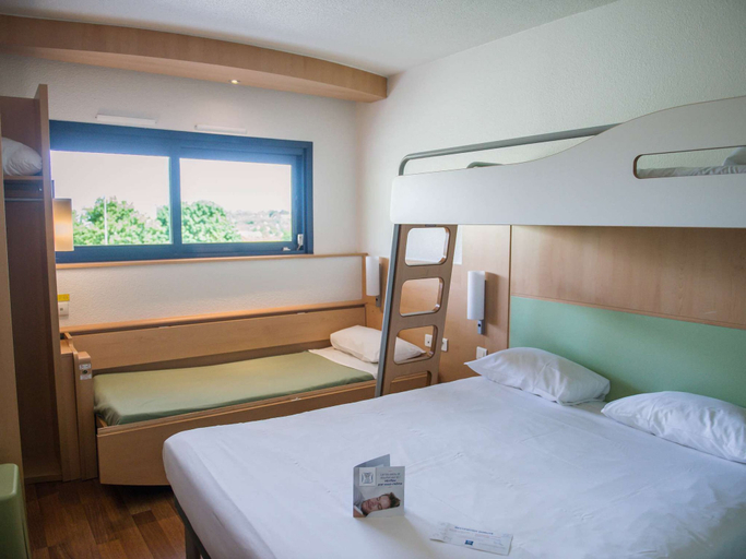 Bedroom 4, Ibis Budget Poitiers Site Du Futuroscope, Vienne