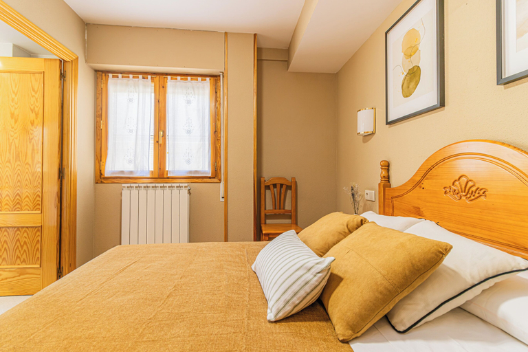 Bedroom 3, Hostal Valle de Tena, Huesca
