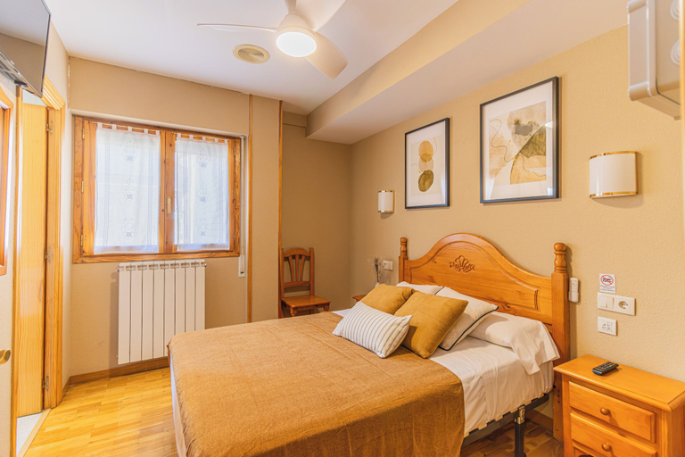 Bedroom 4, Hostal Valle de Tena, Huesca