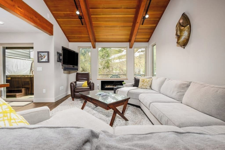 Interior 3, Three-floor Slopeside Condo w/ Direct Mountain Views, Anchorage
