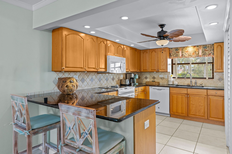 Room 5, Sandbar Serenade Private Beach Heated Pool Key Colony Beach, Monroe