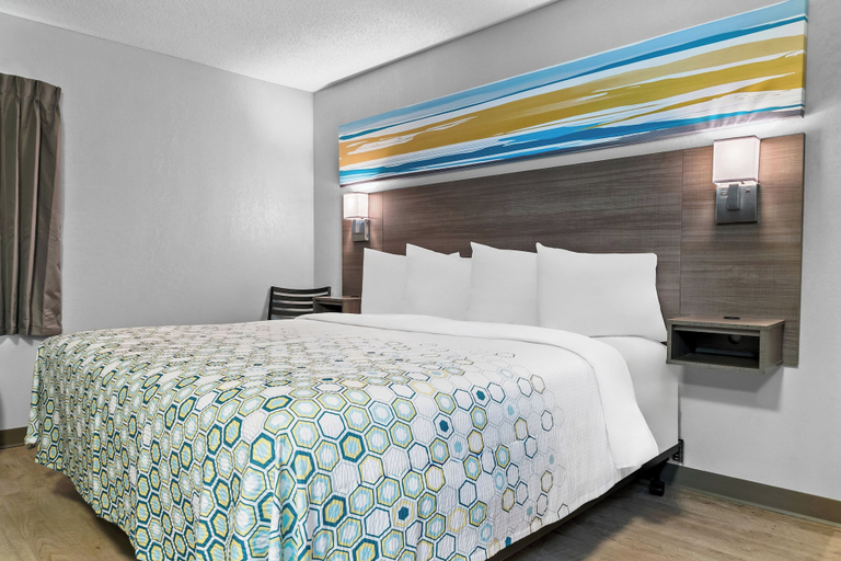 Bedroom 3, HomeTowne Studios by Red Roof Flint, Genesee