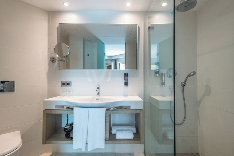 Bathroom 5, Leonardo Royal Hotel Mallorca, Baleares