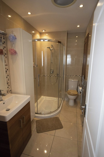 Bathroom, 2 Bed House - Sleeps 4 - Pets - Parking - Wifi, Dublin