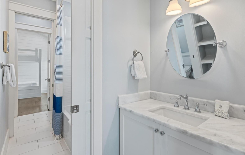 Bathroom 4, Pirate's Smile, Walton