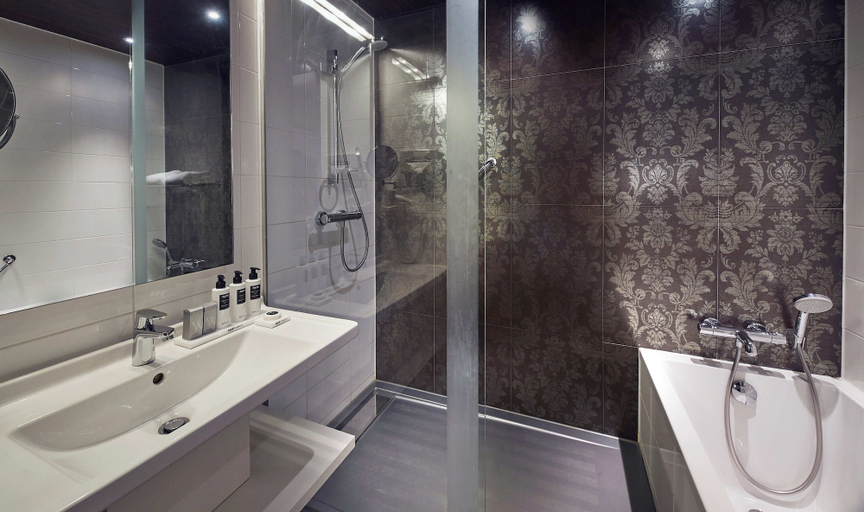 Bathroom 5, WestCord Fashion Hotel Amsterdam, Amsterdam