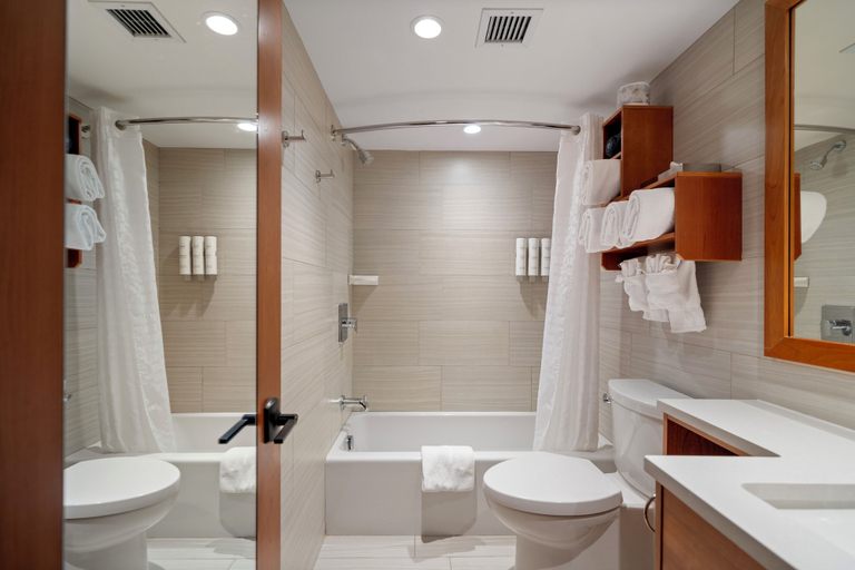 Bathroom 4, Banff Ptarmigan Inn, Division No. 15
