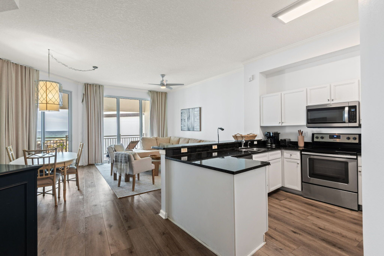 Private kitchen 4, 2BR Gulf-front Pool, Hot Tub & Direct Beach Access + Attraction Tickets!, Walton