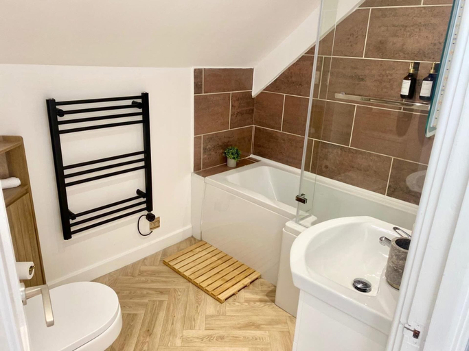 Bathroom 4, Central Tenby 3 Bed Apt Sleeps 6 to 8 Dog Friendly, Pembrokeshire