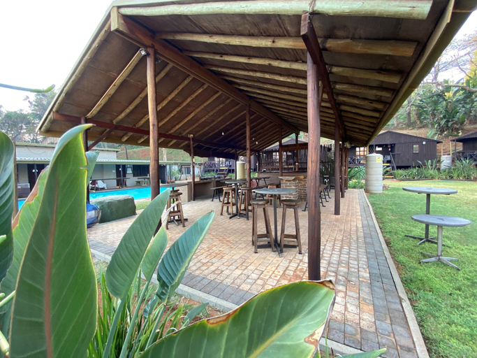 Outdoor dining 4, Pleasant Waters Lodge, eThekwini