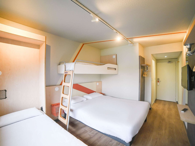 Bedroom 3, Ibis Budget Poitiers Site Du Futuroscope, Vienne