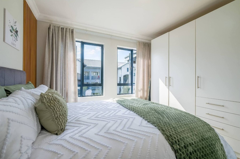 Room 2, Modern, Peaceful Stay in Broadacres, City of Johannesburg