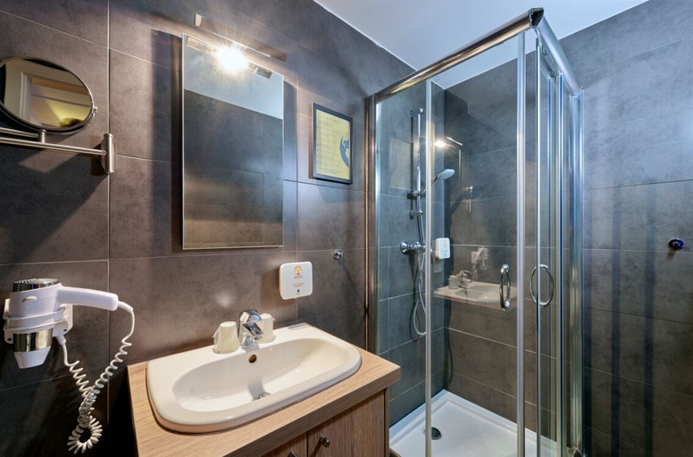 Bathroom 4, Adonis Hotel Strasbourg, Bas-Rhin