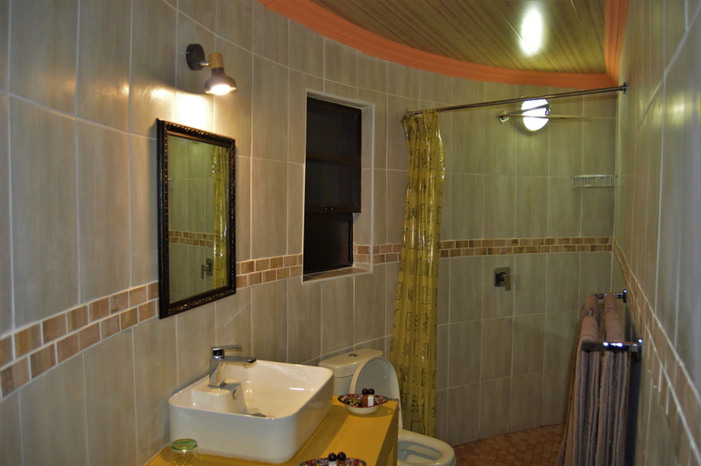 Bathroom 4, Crocodile Pools Safari Lodge, South East