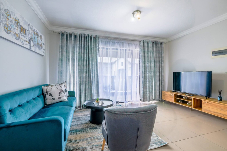 Living room, Modern, Peaceful Stay in Broadacres, City of Johannesburg