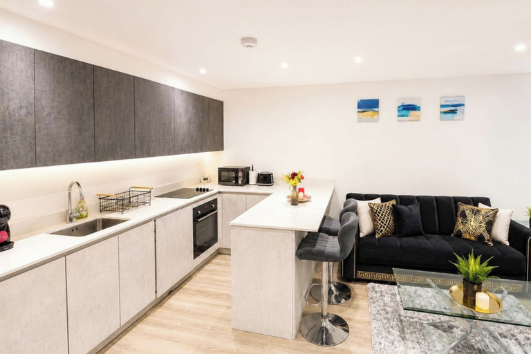 Private kitchen, North West London 3-bed Flat, Sleeps 7 With Garden, London