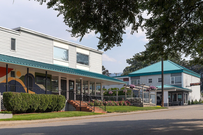 Exterior & Views
