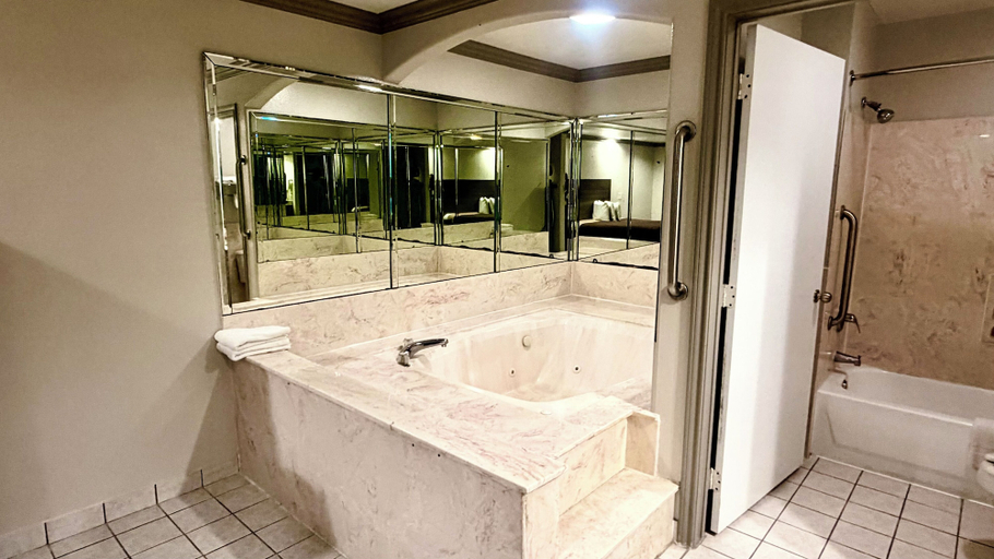 Bathroom 4, Luxury Inn & Suites Liberty, Liberty