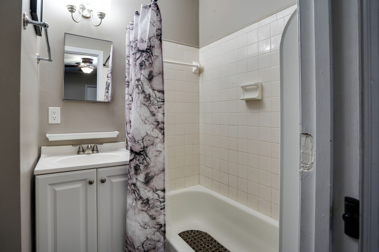 Bathroom 4, Capital City Cozy Cottage, Leon
