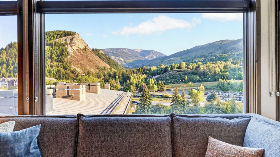 Interior 4, Riverfront Perch by Avantstay Balcony + Resort Pool River + Mtn Views, Eagle