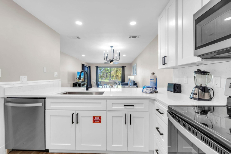Private kitchen 2, Edgewater Golf Villa 1912, Bay