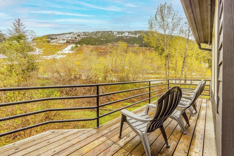 Interior 5, Three-floor Slopeside Condo w/ Direct Mountain Views, Anchorage