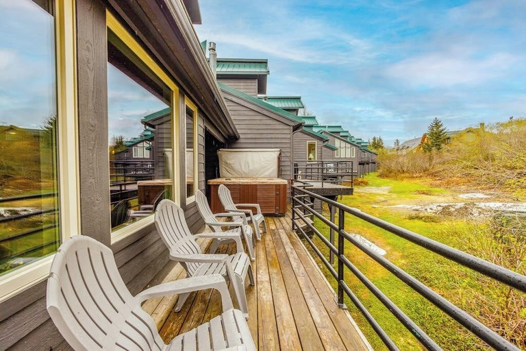 Interior 4, Three-floor Slopeside Condo w/ Direct Mountain Views, Anchorage