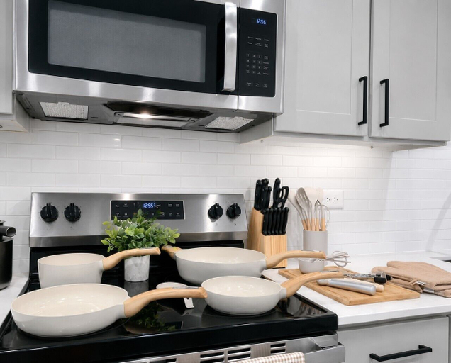 Private kitchen 4, WorkFriendly Retreat Pool-Gym & Lndry, Grayson