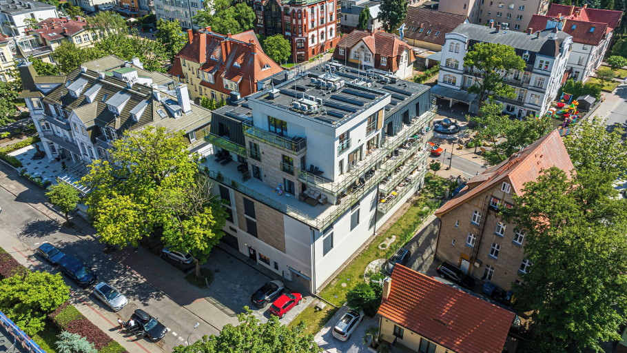 Exterior & Views