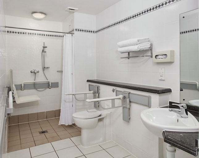 Bathroom 4, Leonardo Hotel East Midlands Airport, Leicestershire