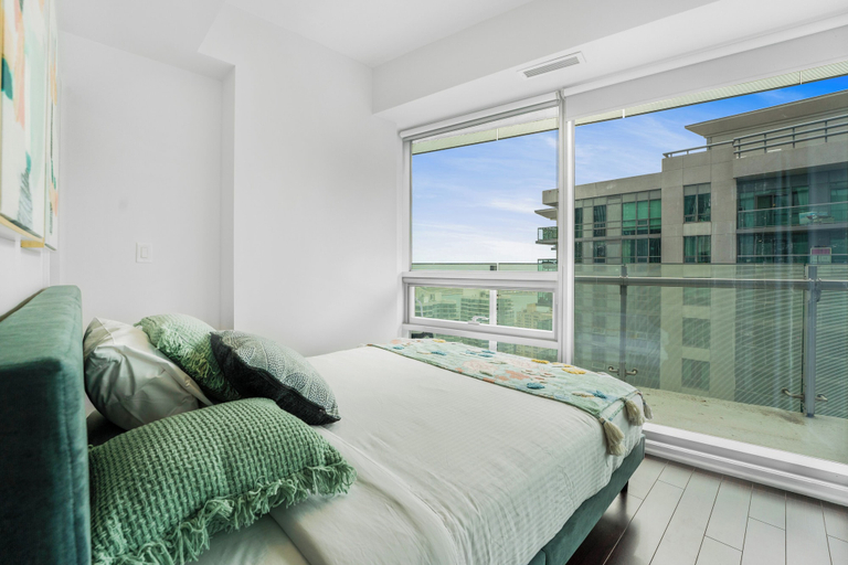 Room 4, Skyline Reserve l High-Rise Suites, Toronto