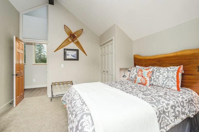 Interior 2, Three-floor Slopeside Condo w/ Direct Mountain Views, Anchorage