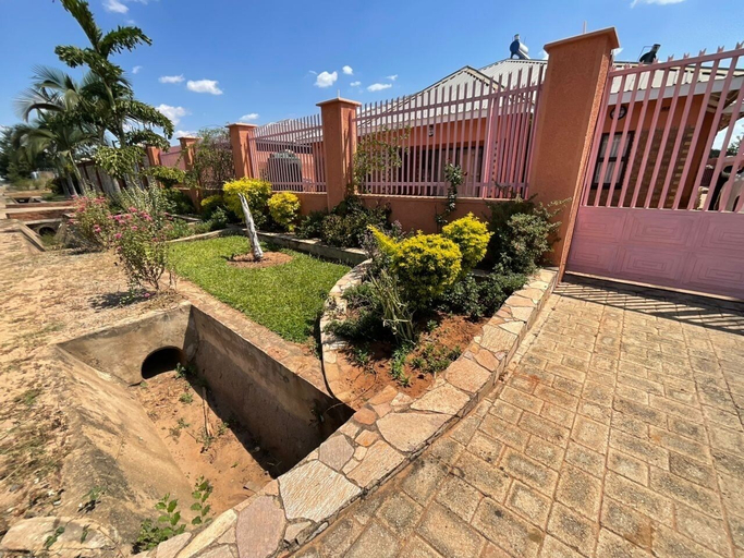 Property grounds 3, Zahara Lodge, Hwange