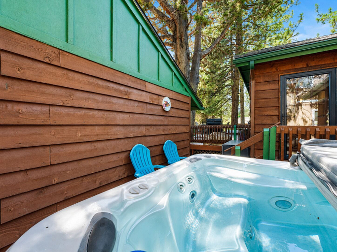 Outdoor spa tub, Calm & Cozy Cabin, San Bernardino