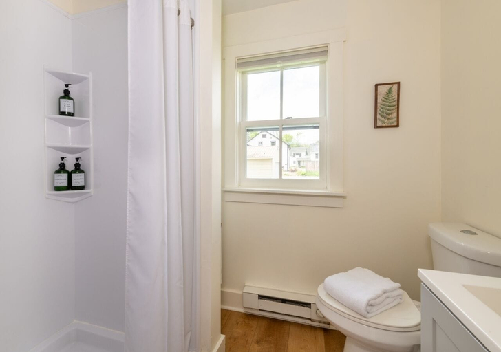 Bathroom 4, Old Stagecoach Inn, Washington