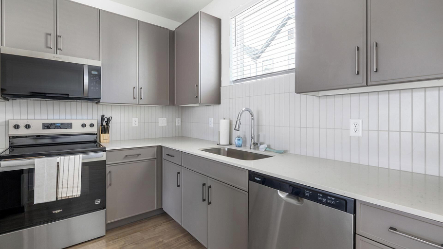 Private kitchen 3, Landing Amazing 2bd, Courtyard, Pool, Dallas