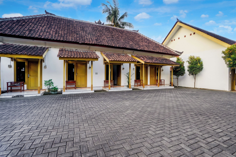 Exterior 5, OYO 95262 Hotel Djatmiko Villa's Family, Banyuwangi
