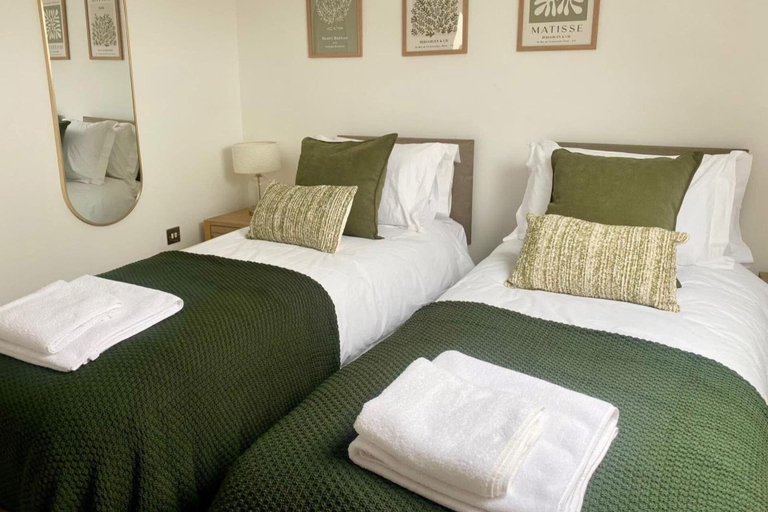 Room 5, Central Tenby 3 Bed Apt Sleeps 6 to 8 Dog Friendly, Pembrokeshire
