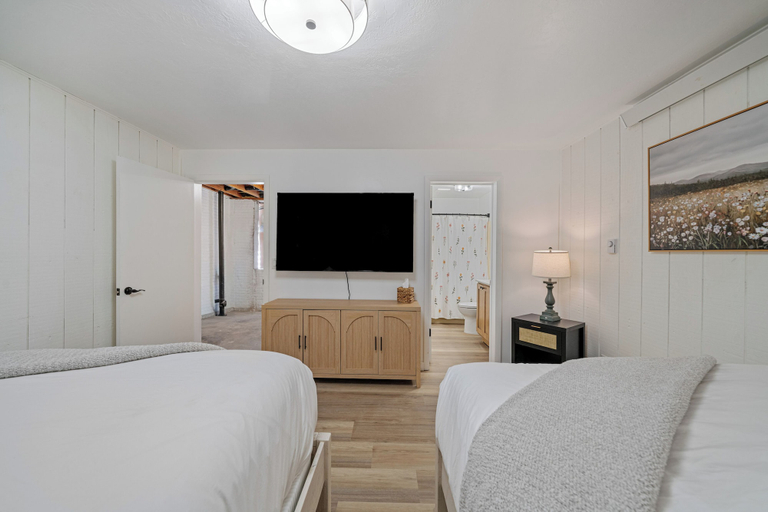 Room 4, The Wildflower, Gallatin