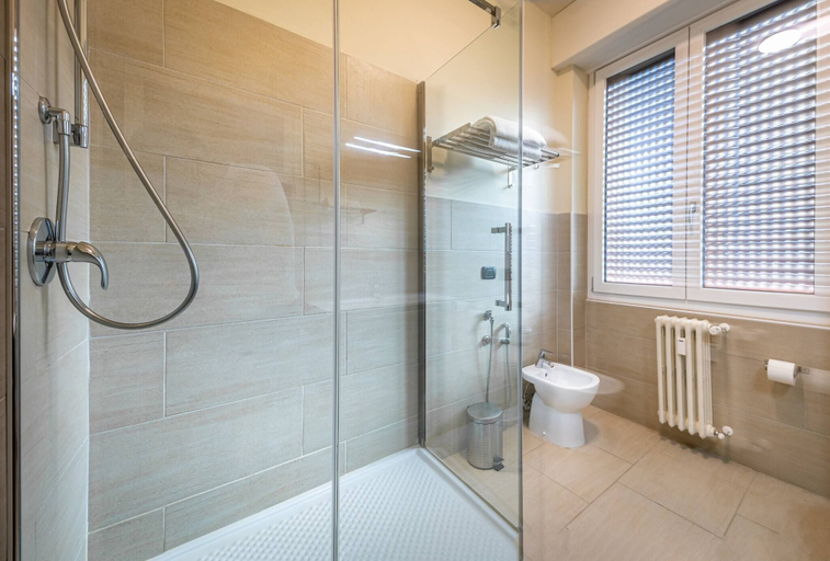 Bathroom 5, Cairoli, 72, Florence