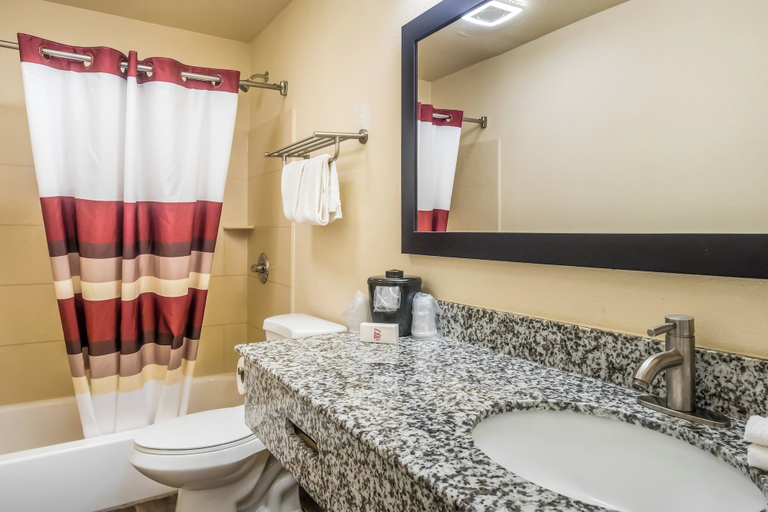 Bathroom 4, Red Roof Inn Chicago - Alsip, Cook