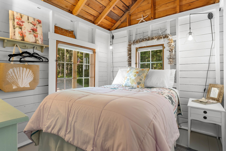 Room 4, Sunset Cottage: Bayfront 3BR Cottage With Beach Access, Fire Pit, Wifi, and Acadia Nearby, Hancock