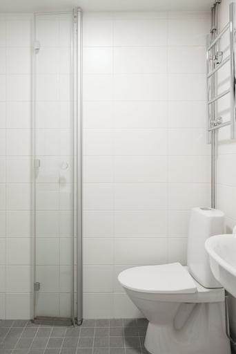 Bathroom shower, Cozy Punavuori Studio with 600Mbit WiFi, Uusimaa