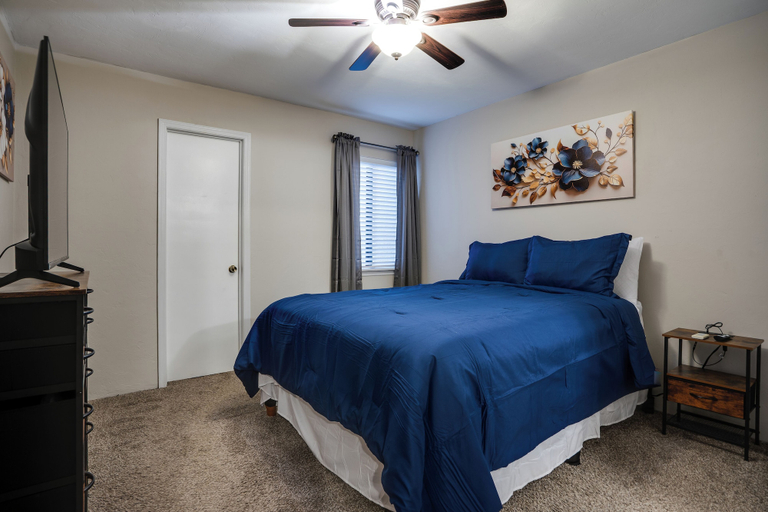 Room 2, Capital City Cozy Cottage, Leon