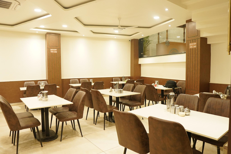 4, Hotel Rajshree, Guna