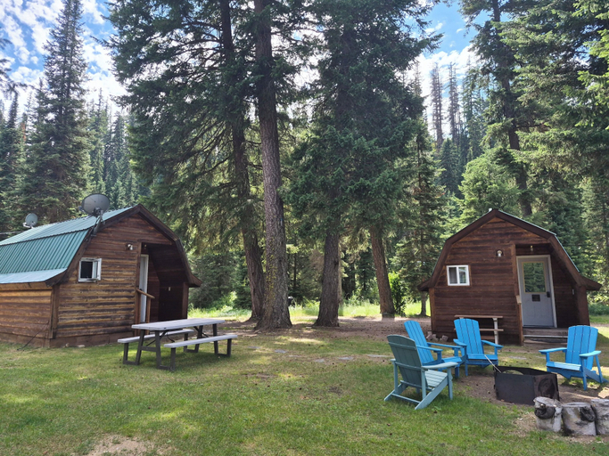 Outdoor dining, Aurora Resort, Flathead